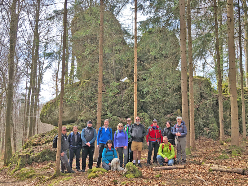Das Bild zeigt die Teilnehmer der Wandergruppe Im Felsenlabyrinth Eichig vor einer imposanten Felsformation